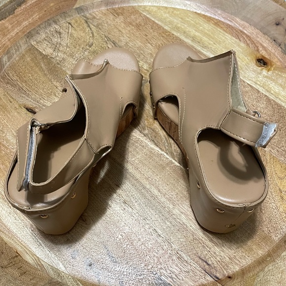 Woman’s Tan Cork Wedges - Picture 7 of 11